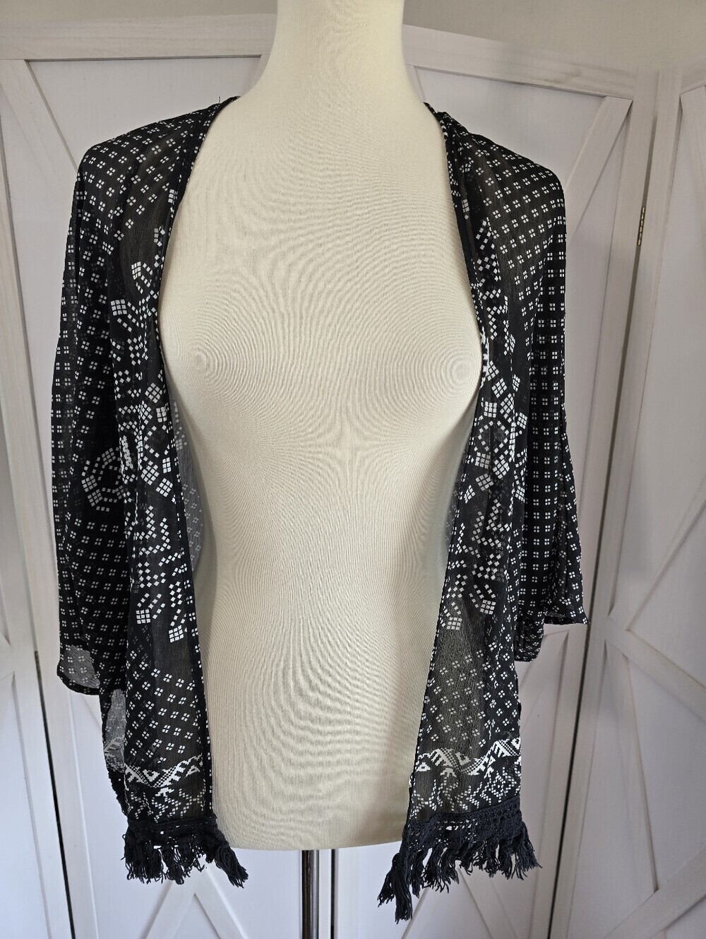 Xhilaration Black and White Patterned Sheer Kimono With Black Fringe Trim - Picture 4 of 7
